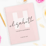 Agenda Monograma moderno con guión onírico Rubor rosa ini<br><div class="desc">Moderno Monograma Girly Script Rubor Pink First Planner. Monograma de tipografía de moda fácil de personalizar. ¡Genial para una idea de regalo monogramada!</div>