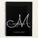 Agenda Monograma moderno de escritura manuscrita gris neg<br><div class="desc">Moderno y moderno personalizado de escritura femenina negra y gris, nombre personalizado y monocromático planificador. Este sencillo y elegante diseño presenta una plantilla de primer nombre en blanco con letras cursivas a mano con toques en blanco y un enorme guión inicial en monograma escrito a mano en color gris sobre...</div>