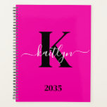 Agenda Monograma moderno de escritura negro rosada calien<br><div class="desc">Este sencillo y elegante planificador suave color rosa caliente 8, 5 x 11 con tu nombre en un tipo de letra de guión moderno escrito en blanco sobre tu primera inicial en un moderno tipo de letra de tope en negro es perfecto para ti. Es de diseño y a la...</div>