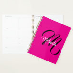 Agenda Monograma moderno minimalista nombre inicial rosad<br><div class="desc">Monograma moderno minimalista nombre inicial blanco negro. Nombre personalizado personalizable con una inicial cursiva detrás en un color rosa caliente.</div>