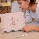 Agenda Monograma moderno Purpurina rosa Nombre 2025<br><div class="desc">Planner personalizado de 2025 con un efecto brillante de fondo rosa,  una cascada rosa purpurina,  su nombre inicial y el año.</div>