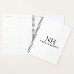 Agenda Monograma moderno simple en blanco y negro<br><div class="desc">Moderno planificador de negocios con un diseño sencillo y mínimo en blanco y negro con su monograma en negrita junto con su nombre en el frente. La parte posterior tiene su información de contacto.</div>