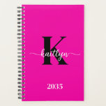 Agenda Monograma negro rosado caliente<br><div class="desc">Este sencillo y elegante planificador suave color rosa caliente 5, 5 x 8, 5 con tu nombre en un tipo de letra de guión moderno en blanco y tu primera inicial en un tipo de letra de tapa moderna en negro es perfecto para ti. Es de diseño y a la...</div>
