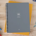 Agenda Monograma personal semanal de Dusty Blue Classic<br><div class="desc">Planner anual simple de papel personal con un monograma clásico en un borde cuadrado. Planificador anual (12 meses) con visión general mensual abierta y hojas de planificación semanales. Contacte para obtener ayuda en la personalización.</div>