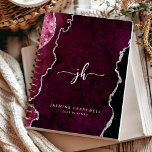 Agenda Monograma personalizado Agate de plata de borgoña<br><div class="desc">Este elegante planificador de 2025 cuenta con un diseño de ágata color rojo burdeos con purpurina de imitación plateado. Personalízalo con sus iniciales en monograma con letras en gris plateado de moda,  junto con su nombre y el año en letra sans serif.</div>