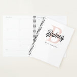 Agenda Monograma personalizado moderno y nombre Pastel ro<br><div class="desc">Presentamos nuestro Moderno Monograma Personalizado y el Diseñador Rosa de Nombre Pastel, la herramienta más avanzada para mantenerse organizado con estilo. Este planificador presenta un diseño elegante y contemporáneo en rosa pastel suave, personalizado con su monograma y nombre para un toque único. Perfecto para administrar su programación, establecer objetivos y...</div>