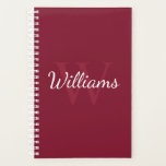 Agenda Monograma personalizado y nombre rojo borgoña<br><div class="desc">El Monograma y el Regalo de nombres personalizados presentan un nombre personalizado en el estilo de fuente de escritura blanca y un monograma en el estilo de fuente de serif rojo burdeos claro como fondo, sobre fondo rojo borgoña. Perfecto como regalo para él, regalo del día del padre para cualquier...</div>