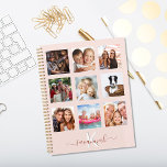 Agenda Monograma rosa rosa de personalizado de collage fo<br><div class="desc">Haz tu propio collage de fotos de familia como regalo o para ti mismo. ¡Usa cuatro, nueve de tus fotos favoritas de tu familia, amigos, destino de viaje de ensueño o mascota! Personalice y agregue un nombre y su letra de monograma. El nombre está escrito con un guión moderno de...</div>