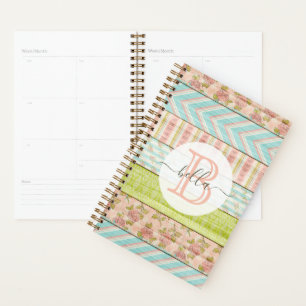 Agenda Monograma Rosas de Shabby en cabaña de madera rúst