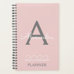 Agenda Monograma Rubor Gris rosa elegante 2022<br><div class="desc">2022 Rubor Pink and Grey Monogram Name y First Spiral Notebook Planner. Esto hace que el dulce perfecto cumpleaños 16,  boda,  ducha de novia,  aniversario,  ducha de bebé o fiesta de soltera sea regalo para alguien que ama el lujo glam y los estilos de moda.</div>