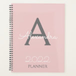 Agenda Monograma Rubor Gris rosa elegante 2022<br><div class="desc">2022 Rubor Pink Gray Monograma Name y First Spiral Notebook Planner. Esto hace que el dulce perfecto cumpleaños 16,  boda,  ducha de novia,  aniversario,  ducha de bebé o fiesta de soltera sea regalo para alguien que ama el lujo glam y los estilos de moda.</div>