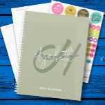 Agenda Monograma semanal mensual<br><div class="desc">Este planificador encuadernado con espiral presenta un primer monograma verde y su nombre en blanco sobre un fondo verde sabio. Elija SOFT o HARD COVER y el color de su columna vertebral. Incluye espacio de planificación mensual y semanal, 60 páginas y 12 meses. Divertirse o crear como un regalo.</div>