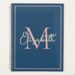 Agenda Monograma simple de la marina de adormidera rosa y<br><div class="desc">Este sencillo y moderno planificador de calendario cuenta con un monograma de adormidera en ricos tonos de azul,  rosa y crema de medianoche que puedes personalizar con tu elección de nombre e inicial.</div>