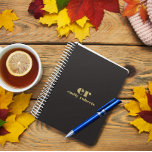 Agenda Monograma Tipografía de oro de línea negra minimal<br><div class="desc">Un diseño de monograma personalizado sencillo y elegante en una tipografía minimalista moderna de color gris claro sobre un fondo de imagen de textura de lino gris oscuro. Los tonos de gpld, las iniciales de monograma y el nombre pueden personalizarse fácilmente para hacer un diseño tan único como usted. Este...</div>