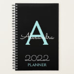 Agenda Monograma Verde azulado Aqua Blue Black Elegant de<br><div class="desc">2022 Verde azulado Aqua Blue and Black Monogram Name y First Spiral Notebook Planner. Esto hace que el dulce perfecto cumpleaños 16,  boda,  ducha de novia,  aniversario,  ducha de bebé o fiesta de soltera sea regalo para alguien que ama el lujo glam y los estilos de moda.</div>