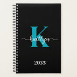 Agenda Monograma Verde azulado negro<br><div class="desc">Este sencillo y elegante planificador negro 5.5 x 8.5 con tu nombre en un tipo de letra de guión moderno en blanco y tu primera inicial en un tipo de letra de tope moderno en verde azulado es perfecto para ti. Es de diseño y a la vez muy clásico. Hará...</div>