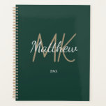 Agenda Monograma verde personalizado Nombre inicial Minim<br><div class="desc">Personalice y agregue su nombre,  iniciales de monograma y año. (cualquier año) letras doradas y blancas. El nombre se escribe con un guión de estilo con letras a mano.</div>