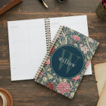Agenda Monograma William Morris, floral rosa rojo vintage<br><div class="desc">Este diseño sencillo y elegante presenta un elegante diseño de tapiz floral inspirado en William Morris, de color rosa, crema y rojo intenso sobre un fondo azul marino. Mantenga su horario y citas con estilo. Añadir un nombre para personalizarlo. Hace un gran Navidad o un regalo del Día de la...</div>