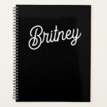 Agenda Monograma y nombre personalizados de blanco negro<br><div class="desc">El Monograma y el Diseñador de Nombres de Blanco Negro Moderno suenan como una herramienta práctica y elegante para mantenerse organizados. El diseño en blanco y negro con detalles personalizados añade un toque de sofisticación, lo que lo hace no sólo funcional sino también un accesorio de moda para su planificación...</div>