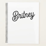 Agenda Monograma y nombre personalizados de blanco negro<br><div class="desc">El Monograma y el Diseñador de Nombres de Blanco Negro Moderno suenan como una herramienta práctica y elegante para mantenerse organizados. El diseño en blanco y negro con detalles personalizados añade un toque de sofisticación, lo que lo hace no sólo funcional sino también un accesorio de moda para su planificación...</div>