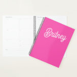 Agenda Monograma y nombre personalizados modernos de rosa<br><div class="desc">Manténgase organizado con estilo con nuestro moderno Monograma personalizado Hot Pink y el Diseñador de nombres. Este vibrante planificador cuenta con una llamativa cubierta rosa caliente, personalizada con su monograma y nombre, haciéndolo funcional y a la vez de moda. Diseñado para ayudarle a administrar su programa con facilidad, incluye amplio...</div>