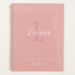 Agenda Monograma y nombre rosa rubor personalizado<br><div class="desc">Moderno color rosa polvoriento rosa monogramado y nombre un planificador personalizado con una escritura de moda blanca de firma femenina.</div>