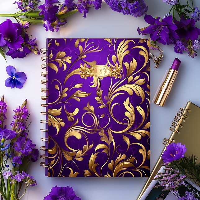 Agenda Monogramación de Damasco de oro y púrpura elegante (Stylish Purple and Gold Damask Monogrammed Planner/ Glossy Softcover or Matte Hardcover )