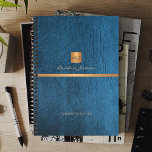 Agenda Monogramado de oro de cuero azul elegante de 2025<br><div class="desc">Lujoso y exclusivo despacho o planner monogramado personal con un falso purpurina metálico de cobre con sus iniciales en el nombre del monograma y una franja brillante sobre un elegante fondo azul de cuero falso. Adecuado para pequeñas empresas, profesionales empresariales o independientes, especialistas en marcas personales o estilistas, artistas de...</div>