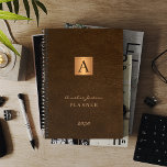 Agenda Monogramado elegante dorado marrón moderno 2025<br><div class="desc">Elegante oficina de negocios monogramada de lujo o planificador personal con una falsa plaza metálica de cobre de oro sobre un elegante estilo de piel marrón oscura (impresa). Adecuado para oficinas en el hogar, pequeñas empresas, profesionales empresariales o independientes, escuelas, marcas personales, carteras o estilistas, administradores, profesores, estudiantes. Puede ser...</div>