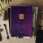 Agenda Monogramado elegante oro morado moderno 2025<br><div class="desc">Elegante oficina de negocios monogramada de lujo o planificador personal con una falsa plaza metálica de cobre de oro sobre un elegante fondo de cuero negro de color púrpura (impreso). Adecuado para oficinas en el hogar, pequeñas empresas, profesionales empresariales o independientes, escuelas, marcas personales, carteras o estilistas, administradores, profesores, estudiantes....</div>