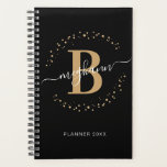 Agenda Monogramed Planner con nombre de oro negro de eleg<br><div class="desc">Girly, moderno, moderno, de moda, elegante, negro y oro monograma personalizado de escritura de nombre inicial monogramado 2024 o cualquier planificador de año. Con un primer monograma y un guión de nombre ondulado en una caligrafía escrita a mano, el tipo de letra cruz cruzada y el marco de círculo punteado...</div>