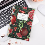 Agenda Moody Botanical Pomegranate Pattern Monograma 2024<br><div class="desc">Personalice este planificador con su nombre en cursiva verde oscuro enmarcada por un rectángulo blanco,  sobre un patrón botánico carnoso de frutos granados rojos y follaje verde sobre un fondo verde oscuro.</div>