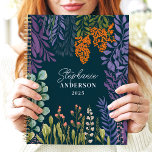 Agenda Moody Tropical Botanical Floral Nombre Personaliza<br><div class="desc">Este bonito diseño presenta un exuberante marco botánico de follaje vibrante y florales en tonos violeta, naranja, verde y crema, con un rico fondo verde azulado. El nombre personalizado y el año le dan un toque refinado, haciéndolo perfecto para estudiantes, profesionales o entusiastas de la naturaleza. Ideal para organizar tareas...</div>
