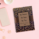 Agenda Motivación de leopardo negro marrón 2025<br><div class="desc">Elegante, fresco, glamuroso y femenino con estampado de leopardo marrón, dorado y negro, decorado con confetti dorado. Personaliza y agrega tu nombre. Plantilla de un año, letras negras. Un marco marrón y negro con la cita motivacional: Sé audaz, sé valiente, sé tú. Perfecto para empresarias, maquilladoras, dueñas de tiendas, consultoras....</div>