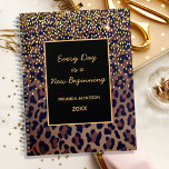 Agenda Motivational leopard patrón marrón negro 2025<br><div class="desc">Elegante,  fresco,  glamuroso y femenino con estampado de leopardo marrón,  dorado y negro,  decorado con confetti dorado. Personaliza y agrega tu nombre. Plantilla de un año,  letras negras. Un marco negro con la cita motivacional: Cada día es un Nuevo Comienzo. Perfecto para empresarias,  maquilladoras,  dueñas de tiendas,  consultoras.</div>