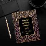 Agenda Motivational leopard patrón marrón negro 2025<br><div class="desc">Elegante,  fresco,  glamuroso y femenino con estampado de leopardo marrón,  dorado y negro,  decorado con confetti dorado. Personaliza y agrega tu nombre. Plantilla de un año,  letras amarillas. Un marco negro con la cita motivacional: Debería,  podría,  podría. Perfecto para empresarias,  maquilladoras,  dueñas de tiendas,  consultoras.</div>