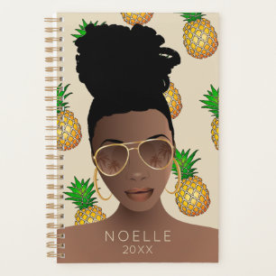 Agenda Mujer negra, tonos dorados, patrón de piña, beig