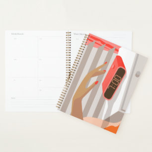 Agenda Mujeres presionando con la mano el botón de snooze
