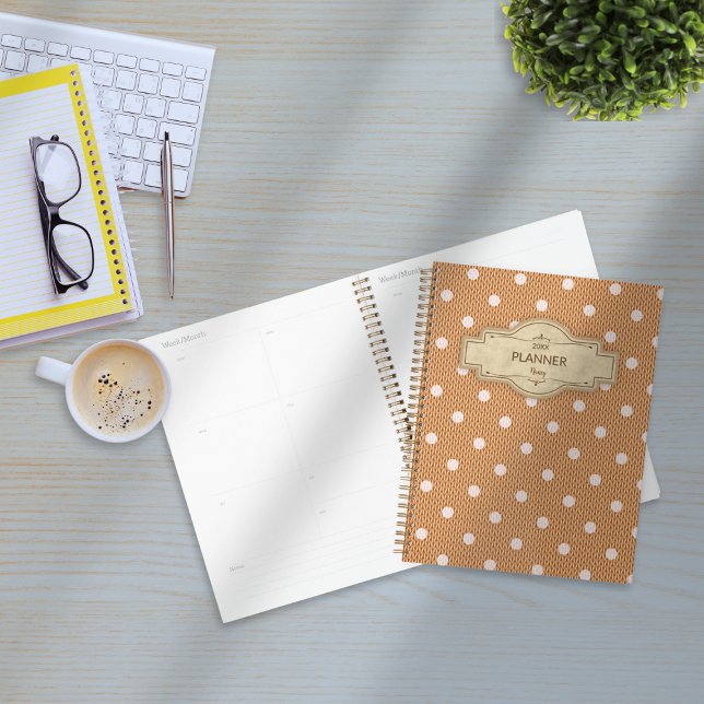 Agenda Naranja Dotty Delight (Dotty Delight Orange Planner on the desk. )