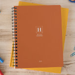 Agenda Naranja oscuro Monograma clásico personal semanal<br><div class="desc">Planner anual simple de papel personal con un monograma clásico en un borde cuadrado. Planificador anual (12 meses) con visión general mensual abierta y hojas de planificación semanales. Contacte para obtener ayuda en la personalización.</div>