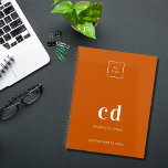 Agenda Naranja quemado con logotipo Iniciales de monogram<br><div class="desc">Fondo naranja quemado y texto blanco. Personalice y añada su logotipo,  iniciales de monograma,  nombre y título año 2025 (o cualquier año). Tu logo en la parte delantera y en la parte trasera. Espacio para la dirección de su sitio web en la parte posterior.</div>