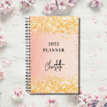 Agenda Naranja rosa purpurina de oro guión glam 2023<br><div class="desc">Un fondo de gradiente dorado rosa y naranja. Decorado con finos destellos de purpurina dorado. Personalice y agregue un título y un nombre. El nombre está escrito con un guión moderno,  aspecto de firma.</div>