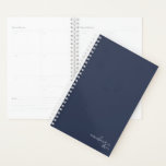 Agenda Navy Blue Elegant Simple Minimalista personalizado<br><div class="desc">Bloc de notas Minimalista simple y elegante estilo azul marino con tu nombre y año en escritura moderna. Nuestro planificador está aquí para ayudarle a alcanzar sus objetivos. Proporciona una forma de estar organizado y reflexionar sobre tu vida. Con un diseño sencillo y sin fecha, se puede usar este planificador...</div>