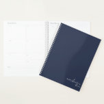 Agenda Navy Blue Elegant Simple Minimalista personalizado<br><div class="desc">Bloc de notas Minimalista simple y elegante estilo azul marino con tu nombre y año en escritura moderna. Nuestro planificador está aquí para ayudarle a alcanzar sus objetivos. Proporciona una forma de estar organizado y reflexionar sobre tu vida. Con un diseño sencillo y sin fecha, se puede usar este planificador...</div>