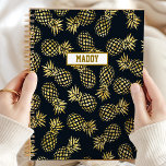 Agenda Navy Blue Gold Pineapple Personalizado anualmente<br><div class="desc">Manténgase organizado y con estilo con este planificador anual personalizado de piña azul marino y dorado. Perfecto para mujeres que aprecian diseños elegantes y únicos, este planificador combina lujo con practicidad. La marina de moda y el arte de la piña dorada le dan un toque sofisticado a su programación diaria....</div>