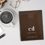 Agenda Negocio de logotipos de monogramas de cuero marrón<br><div class="desc">Fotografía de cuero falso marrón como fondo y texto blanco. Personalice y agregue su logotipo,  iniciales de monograma,  nombre y año de título. Tu logo en la parte delantera y en la parte trasera. Espacio para la dirección de su sitio web en la parte posterior.</div>
