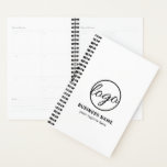 Agenda Negocio de logotipos promocionales para empresas c<br><div class="desc">Planificador de negocios en blanco y negro personalizado con un diseño minimalista con su logotipo junto con dos líneas de texto. Estos simples planificadores de personalizados son estupendos para dar como regalos de clientes o como artículos promocionales / dar oportunidades para eventos corporativos o ferias.</div>