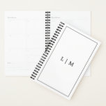 Agenda Negocio simple de monogramas en blanco y negro<br><div class="desc">Sencillo planificador de negocios con un diseño moderno y elegante con su monograma de dos letras rodeado por un borde en blanco y negro clásico. El reverso tiene su información de contacto. Este planificador personalizado de estilo minimalista es ideal para cualquier tipo de negocio.</div>