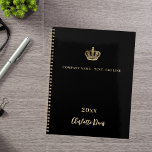 Agenda Negra de nombre de la corona de oro año de activid<br><div class="desc">Un elegante fondo negro clásico. Personalice y agregue su nombre de negocio, año y nombre personal. Cartas doradas. Si lo desea sin texto, utilice su tecla de espacio posterior para eliminarlo. Decorado con una falsa corona de oro. La corona y el texto, tanto en el frente como en el reverso....</div>