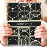 Agenda Negro moderno y Minimalista de oro<br><div class="desc">Este diseño elegante y moderno presenta un fondo negro y negrita con un intrincado patrón geométrico en oro metálico. Las líneas depuradas y las formas minimalistas crean un estilo elegante y sofisticado, mientras que el nombre personalizado del centro añade un toque personal. Ideal para profesionales, estudiantes, o cualquier persona que...</div>